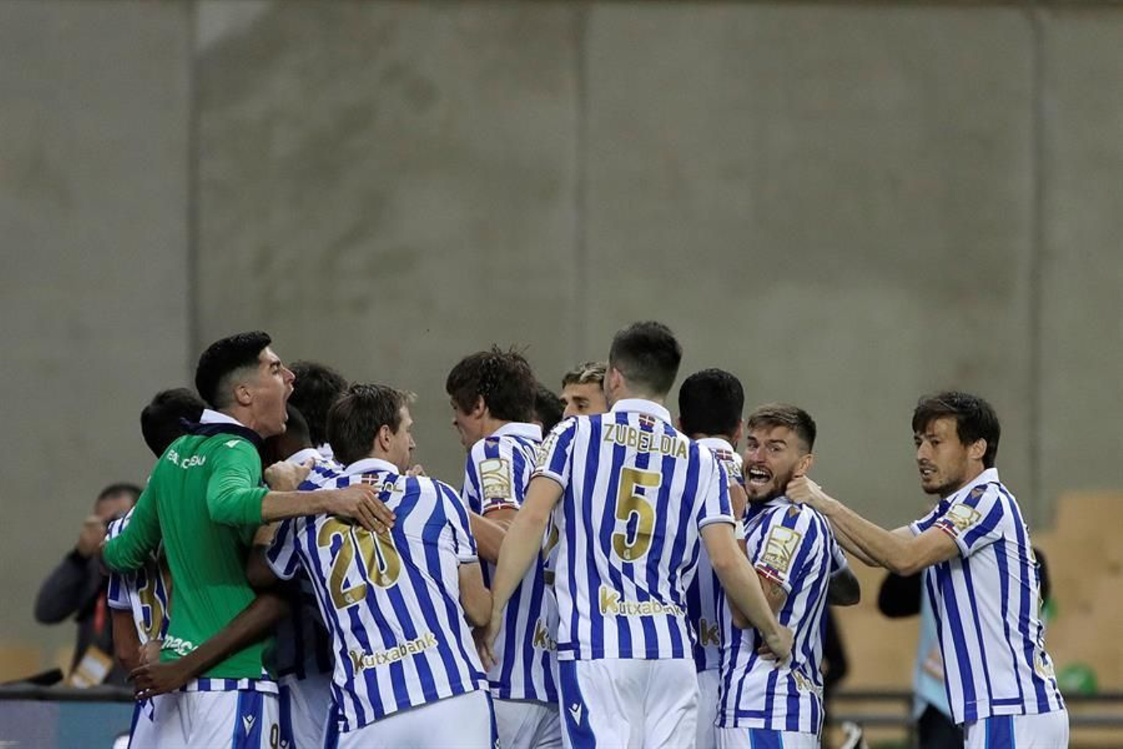 os jugadores de la Real Sociedad celebran tras marcar ante el Athletic Club. (EFE)