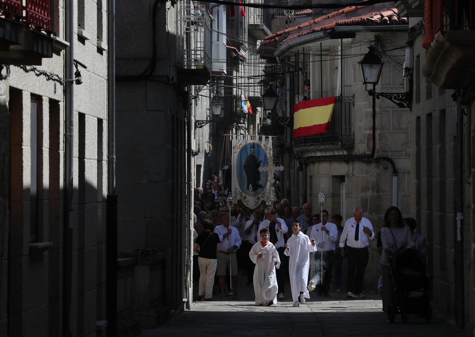 Galería | Allariz despide ó   San Bieito cunha   procesión sentida  e numerosa