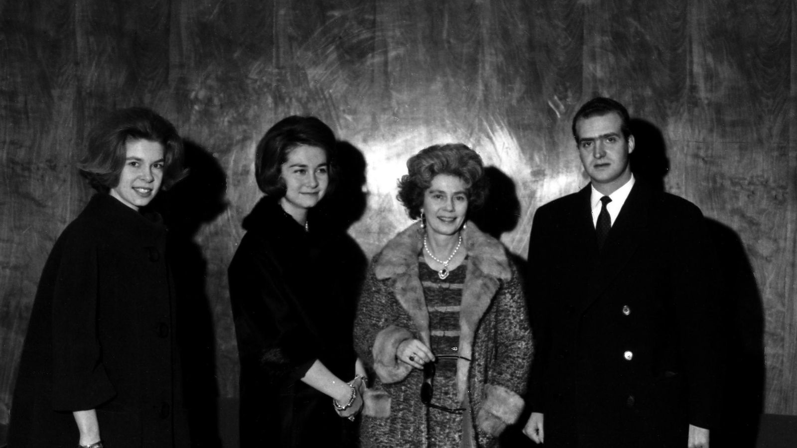 Llegada de la Reina Madre de Grecia Federica de Hannover y su hija Irene de Grecia recibidas en el aeropuerto Madrid Barajas por los Prícnipes de España Don Juan Carlos de Borbón y Doña Sofía de Grecia (1964)