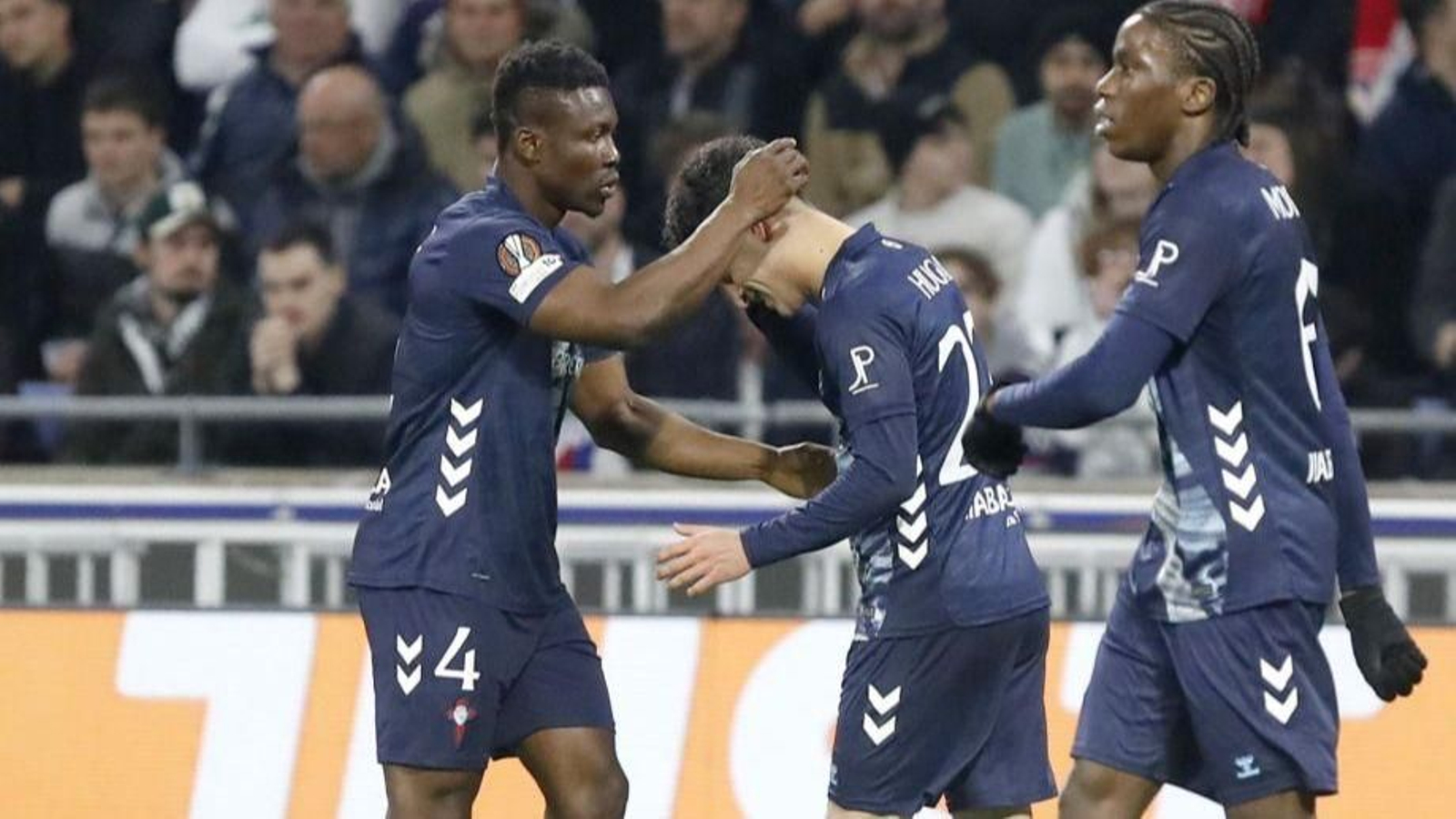 El jugador ghanés felicita a Hugo Álvarez en el duelo de ayer.