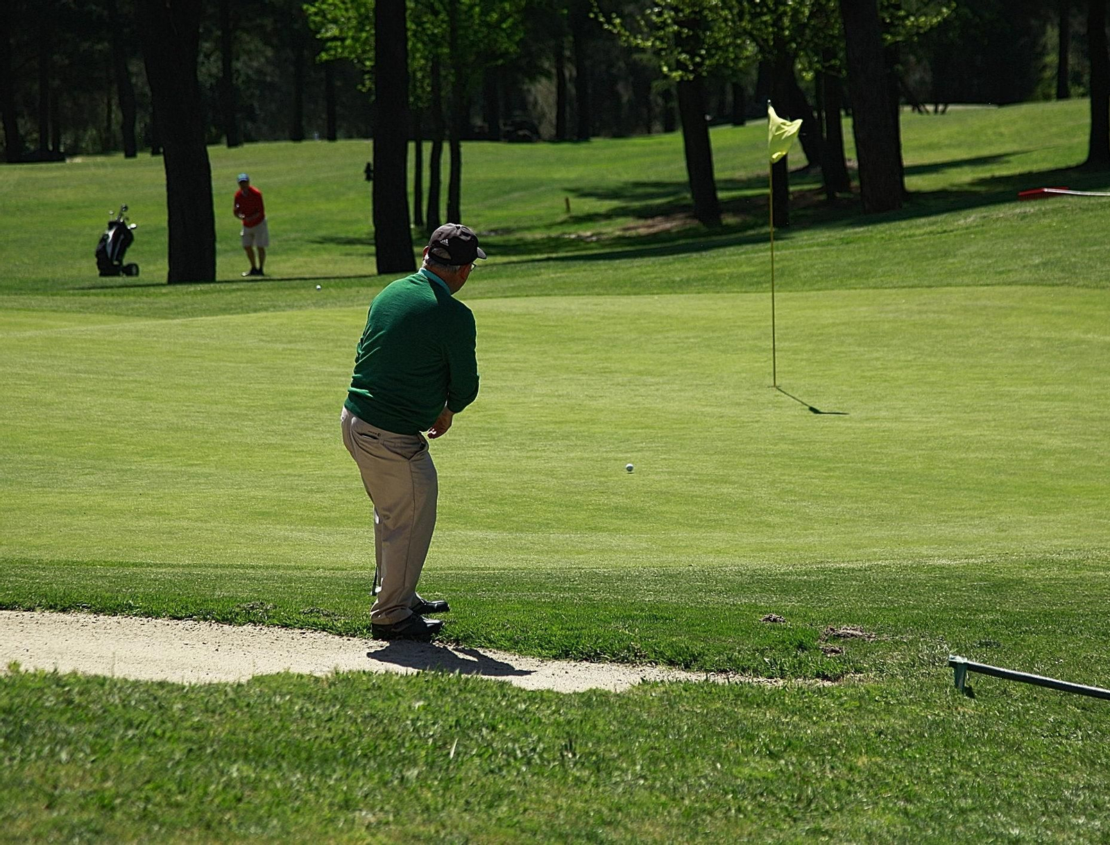 Un jugador realiza un golpeo a la pelota en el Real Club de Golf Montealegre.
