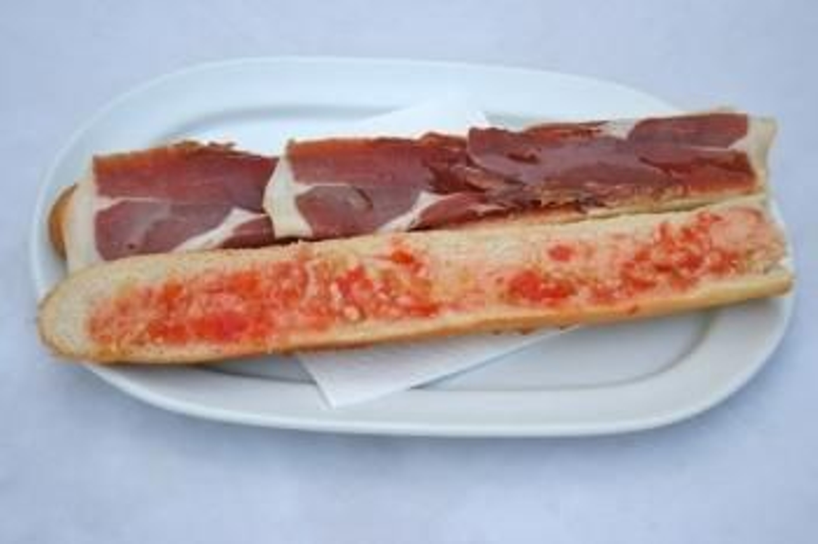 El sabroso bocadillo de jamón con tomate.