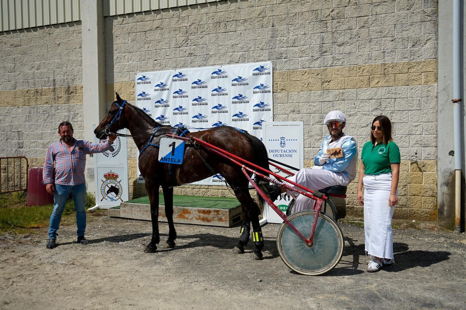 M. Freire A. posando para la foto con el premio.