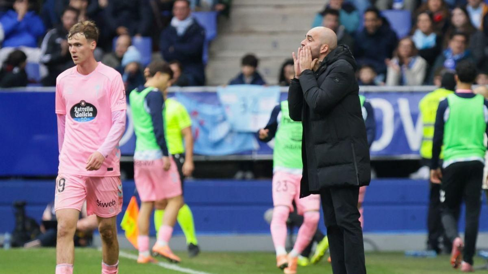 Claudio Giráldez, técnico celeste, grita alguna instrucción durante el partido de ayer.