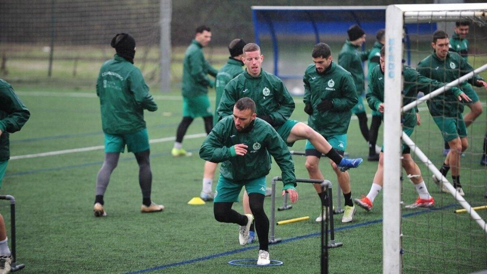 El conjunto verde durante una sesión matinal de entrenamiento en el campo de A Uceira. (Foto: José Paz)