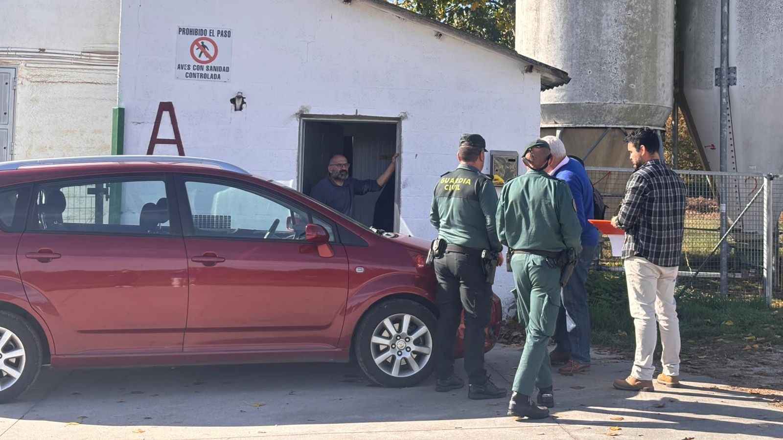 La Guardia Civil estuvo presente durante la inspección de la granja avícola de Camilo Fernández en Congostro.