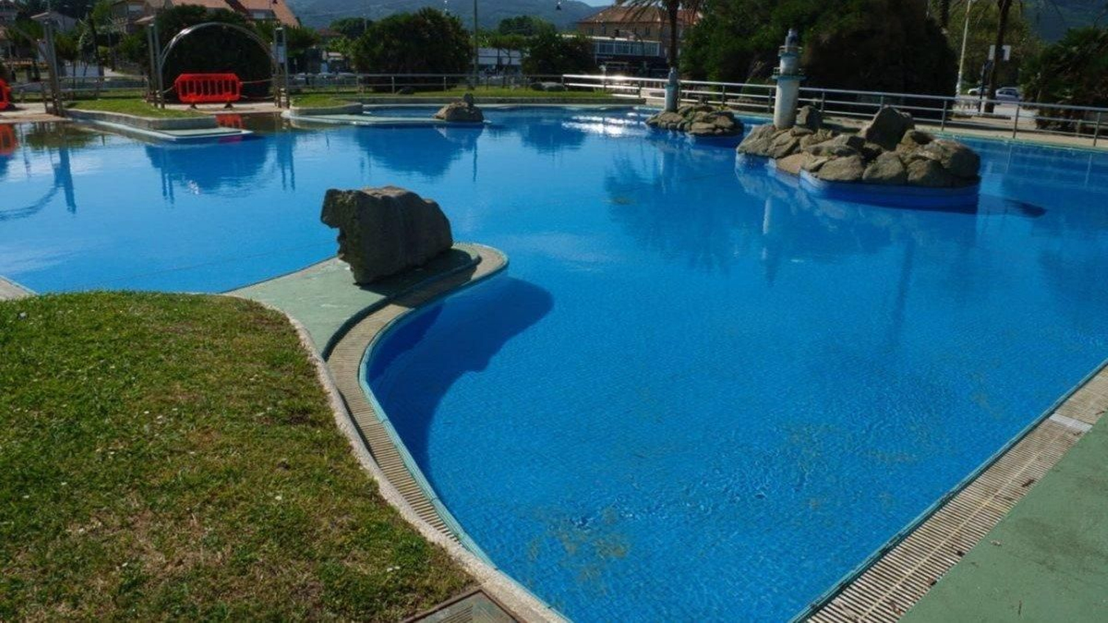 Las piscinas de Samil, ya con agua salada pero ayer a mediodía todavía bloqueadas.