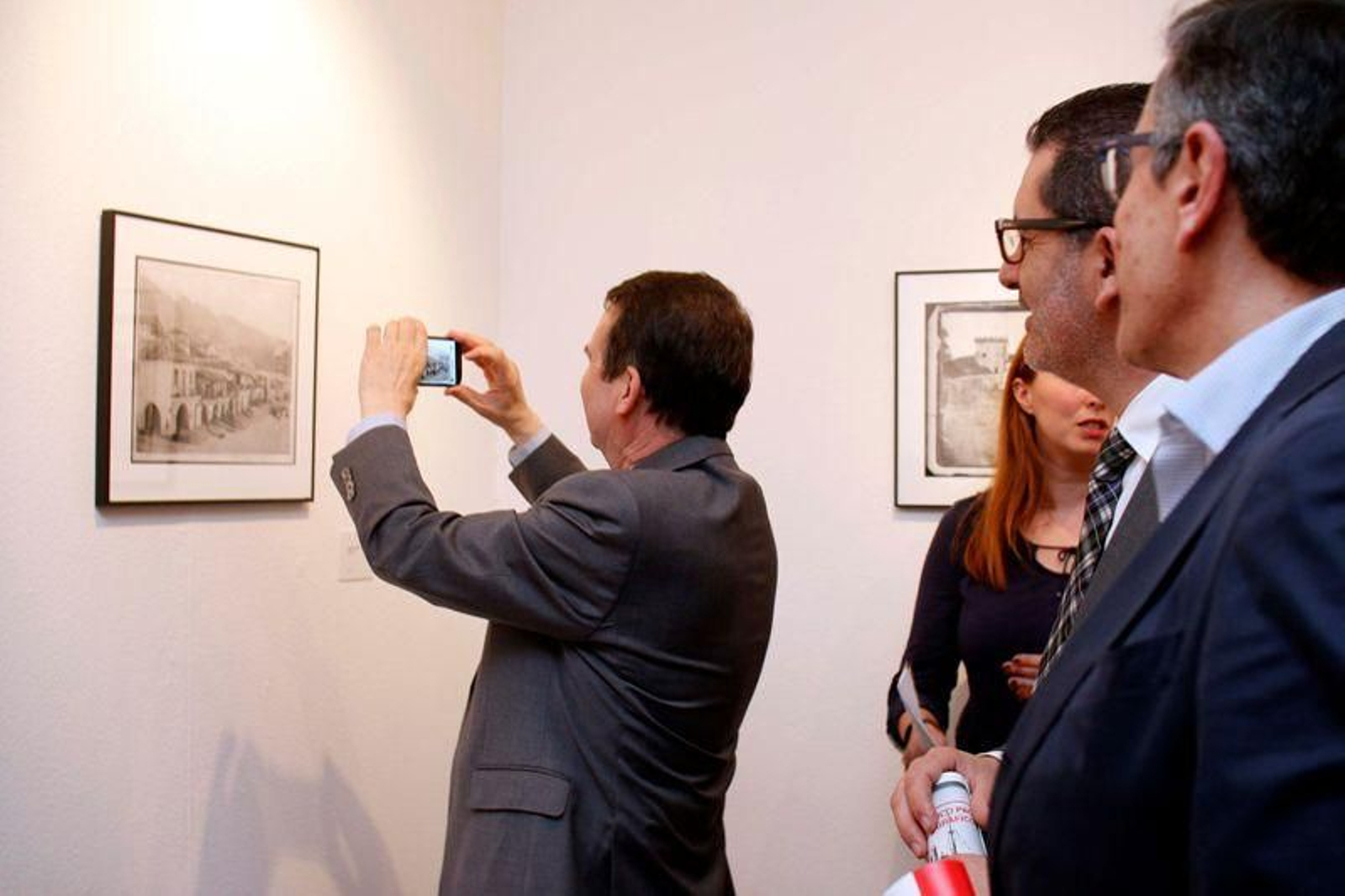 El alcalde fotografiando una imagen // JV Landín