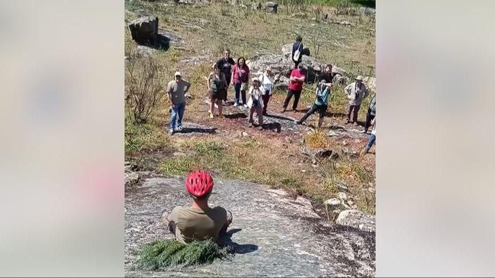 ¿Sabe usted que en Cualedro practican el descenso de roca en rama?