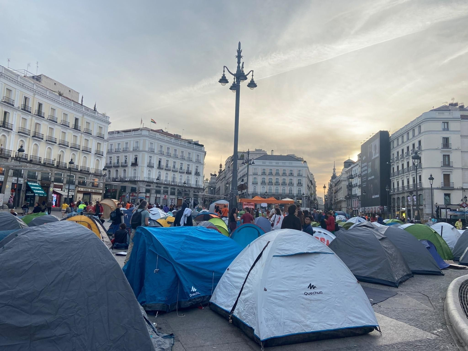 EuropaPress_7803752_decenas_personas_amanecen_puerta_sol_madrid_exigir_aprobacion_decreto (1)