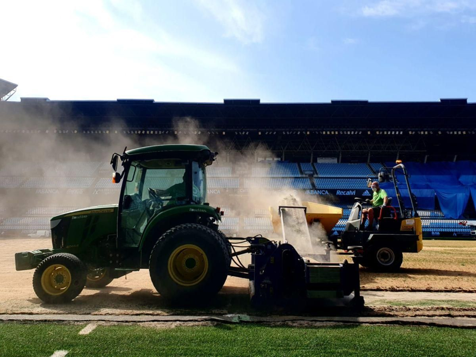 Las máquinas, trabajando ayer a pleno rendimiento en estadio Balaídos.