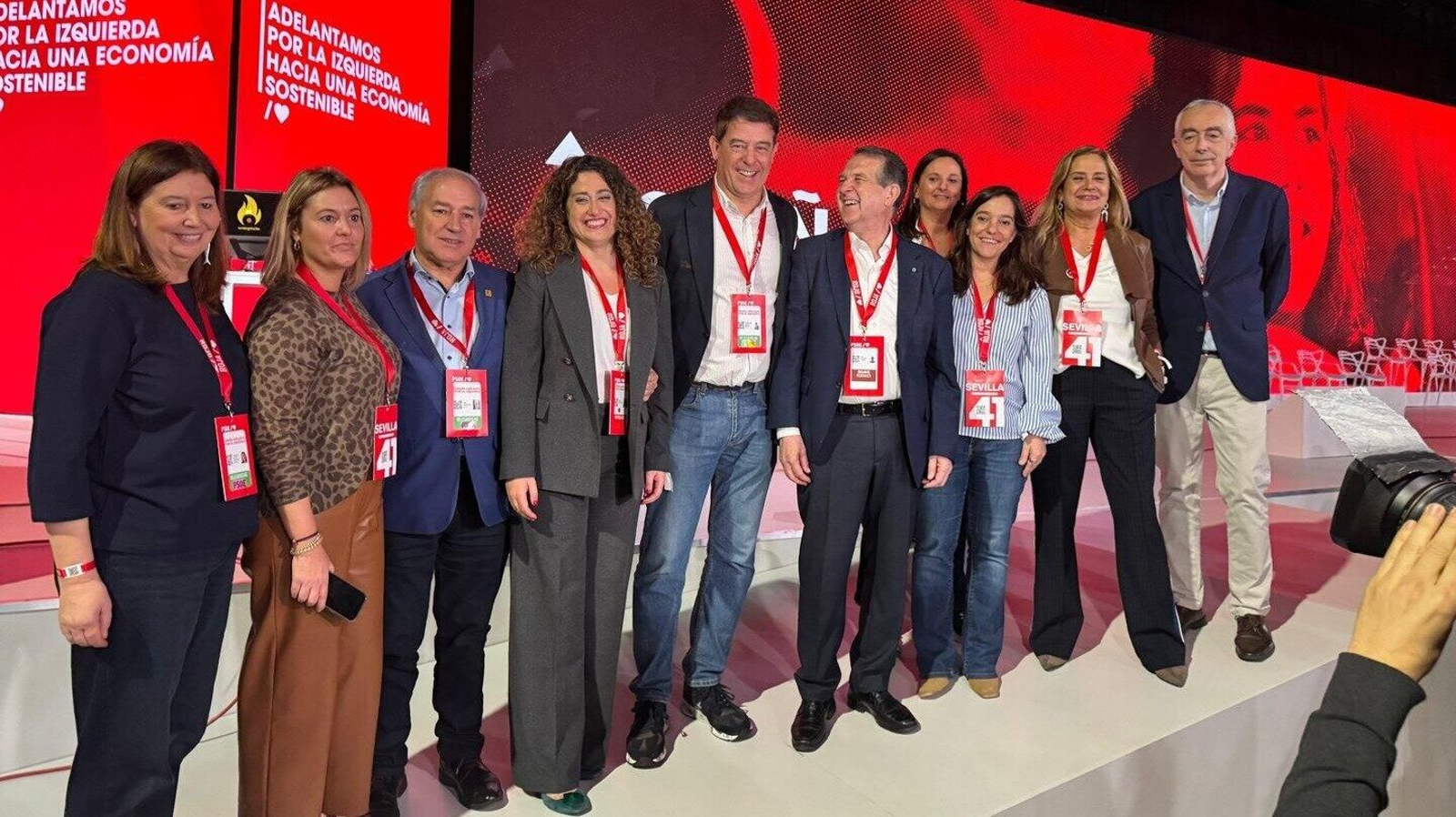 César Mogo (tercero) y Enma López (cuarta), junto a parte de la delegación gallega del PSOE.