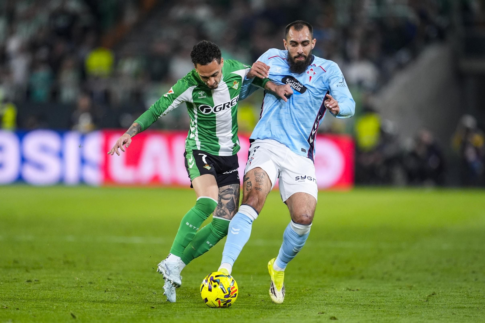 Borja Iglesias disputa un balón con el bético Antony.
