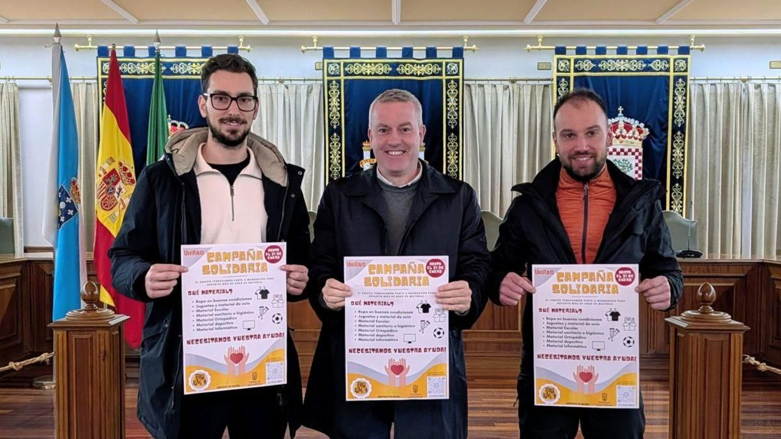 El alcalde, Luís Piña (centro), y los promotores de Terra Xamón, Brais y Junior.