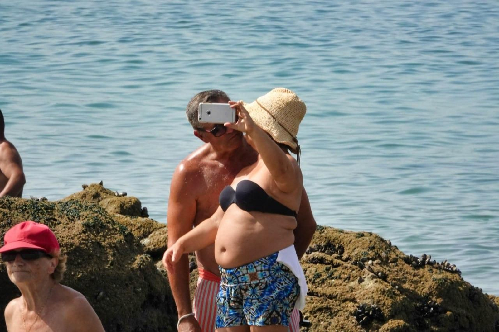 Dos personas se sacan un selfie en Samil. // Vicente Alonso