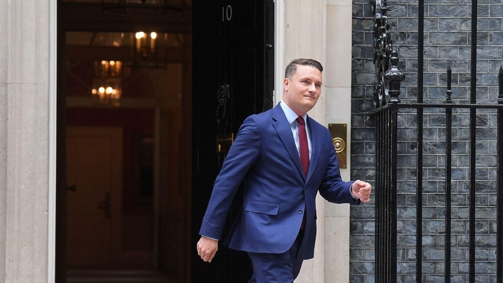 Wes Streeting abandona 10 Downing Street tras su reunión con el primer ministro británico.