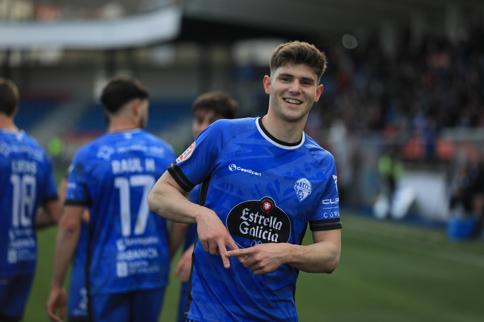 Galería | Goles y disfraces en el regreso del Ourense CF a O Couto