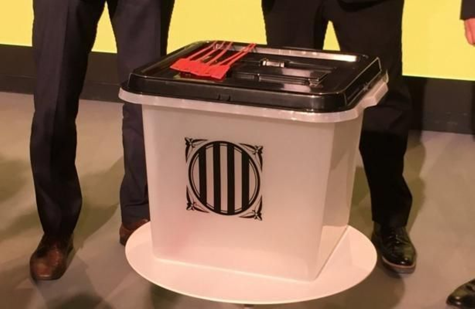 La urna presentada por la Generalitat.