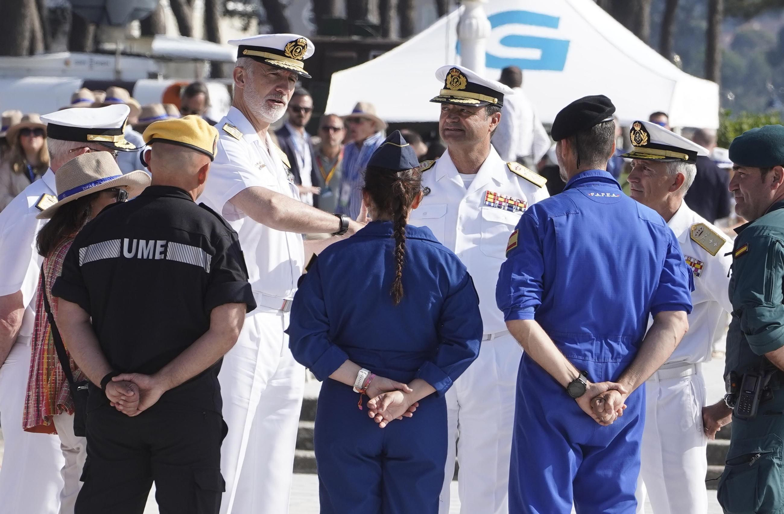 Galería | Felipe VI participa en la revista naval y presencia la exhibición de militares en Samil