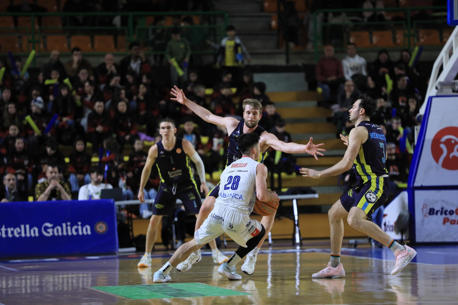 Galería | El Pazo, a reventar para el derbi COB-Obradoiro