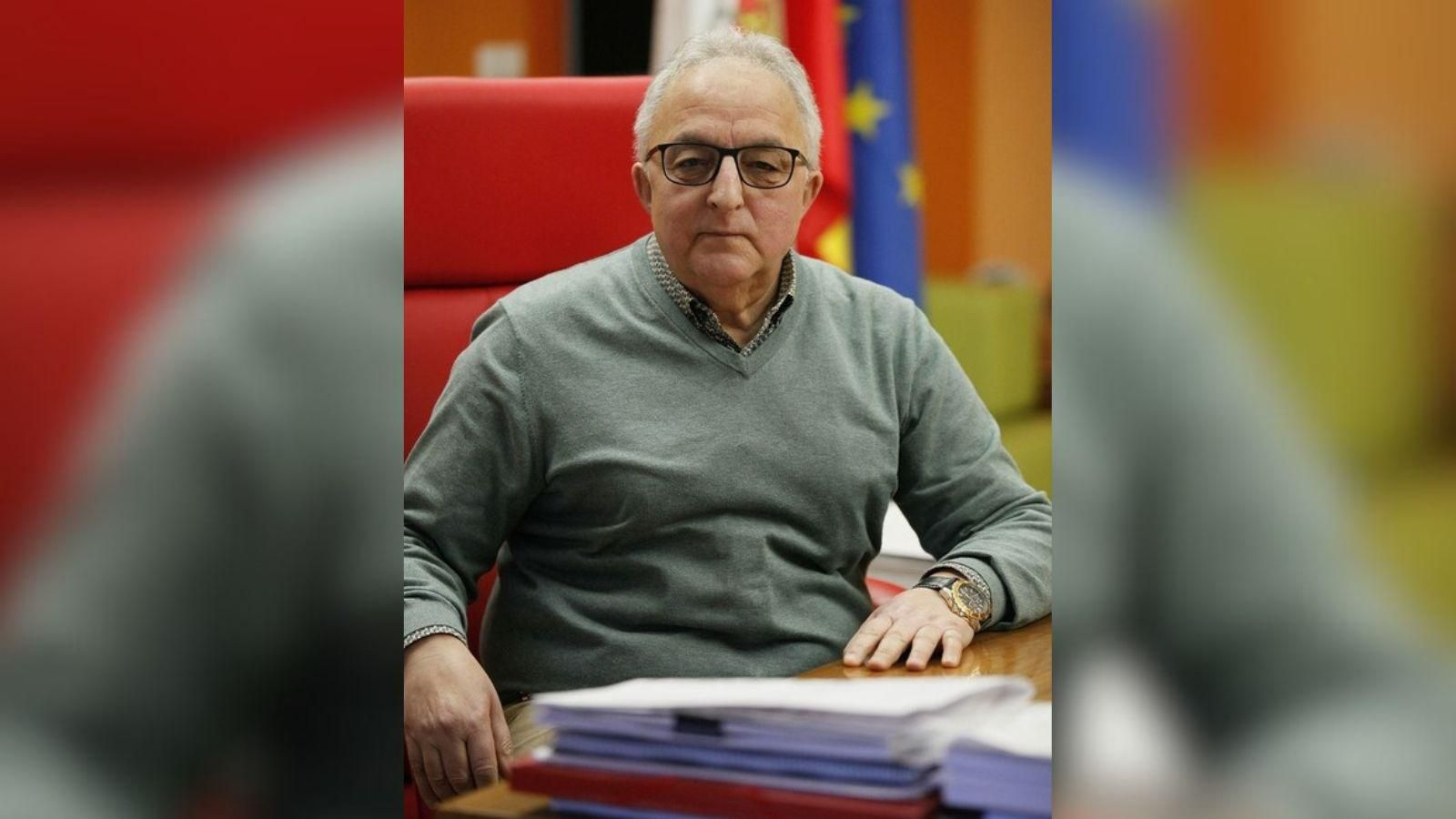 Plácido Álvarez, no seu despacho do Concello de Muíños.