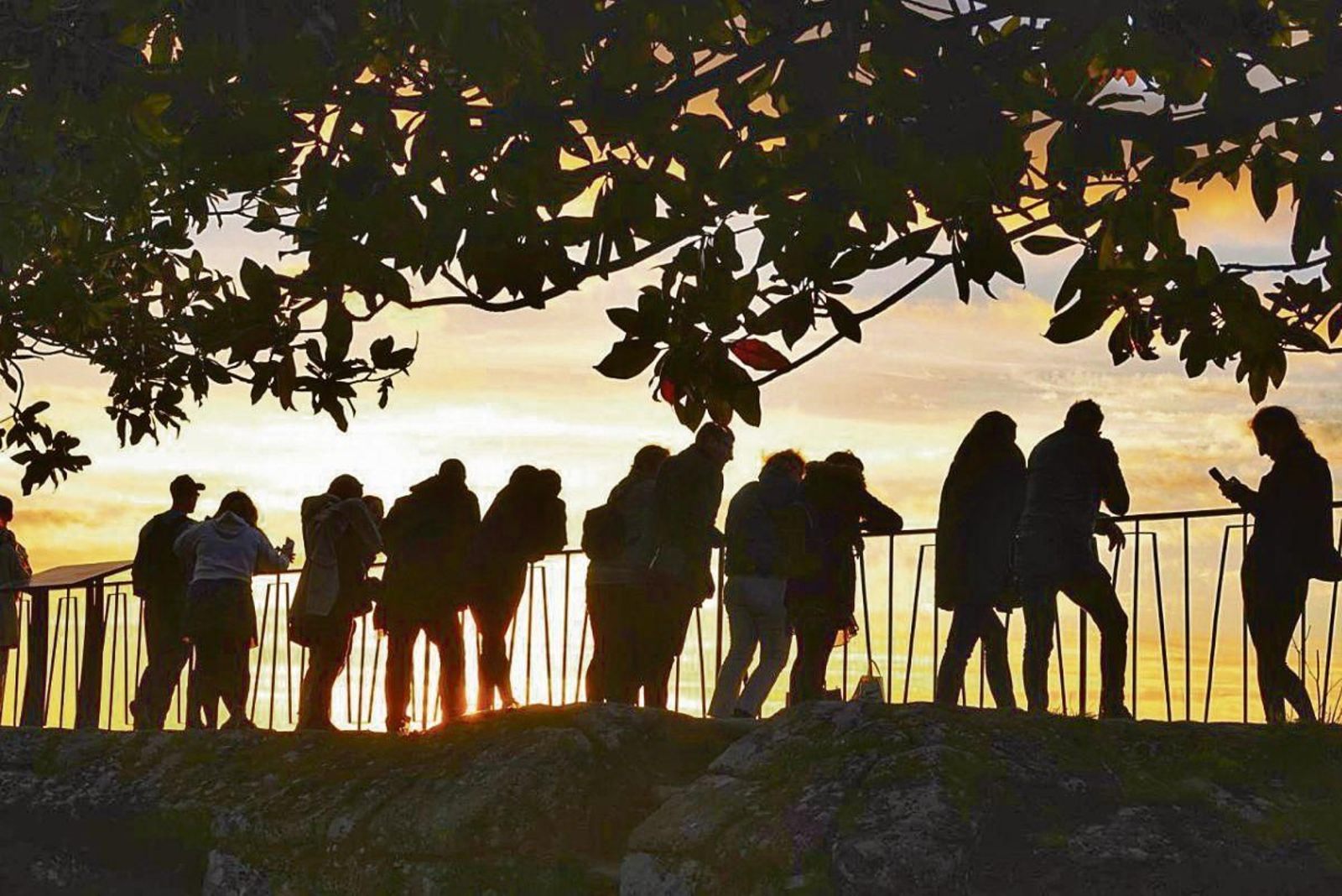Una de las zonas ahora preferidas por el turismo que llega a Vigo: fotos al anochecer a la Ría desde el castillo del Castro.