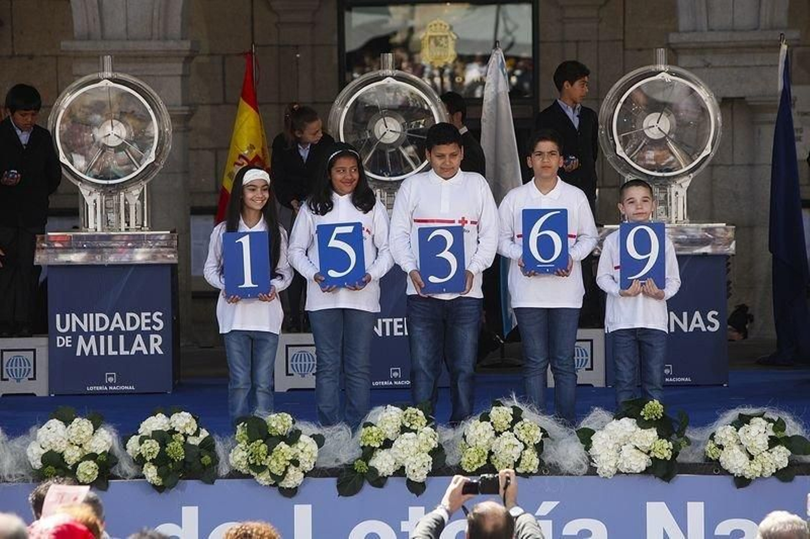 OURENSE. 08.04.2017 PZ MAYYOR, SORTEO LOTERIA NACIONAL A BENEFICIO CRUZ ROJA. FOTO: MIGUEL ANGEL
