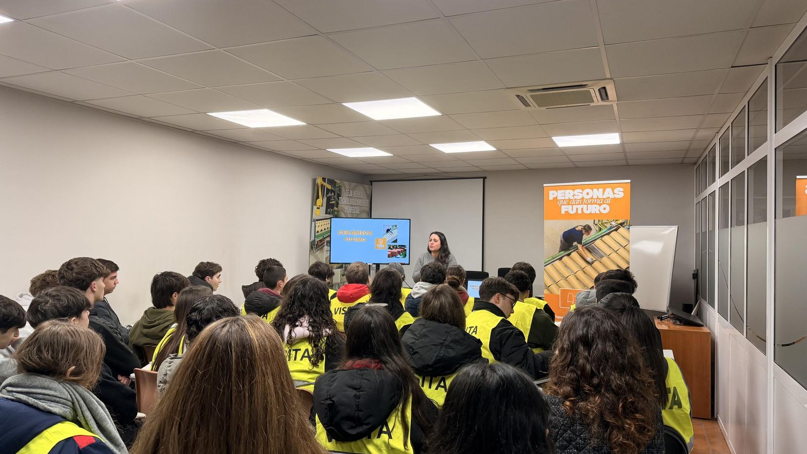 Visita escolar a Tejas Verea, en el marco de la campaña "EnTéllate".