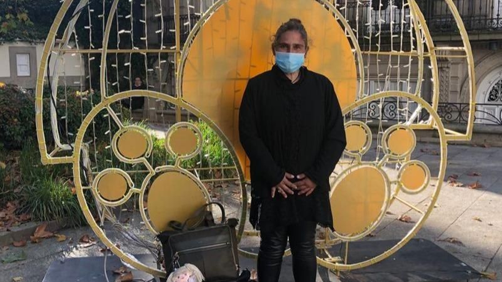 Carmen Babarro con las cenizas de su madre en los jardinillos del Padre Feijóo.