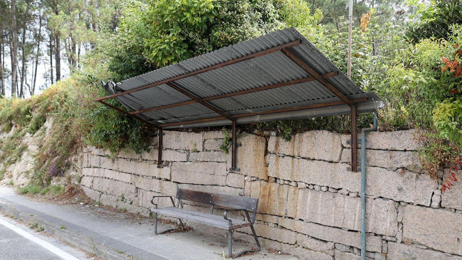 Asientos en Meder, con un techo rústico para protegerse del calor