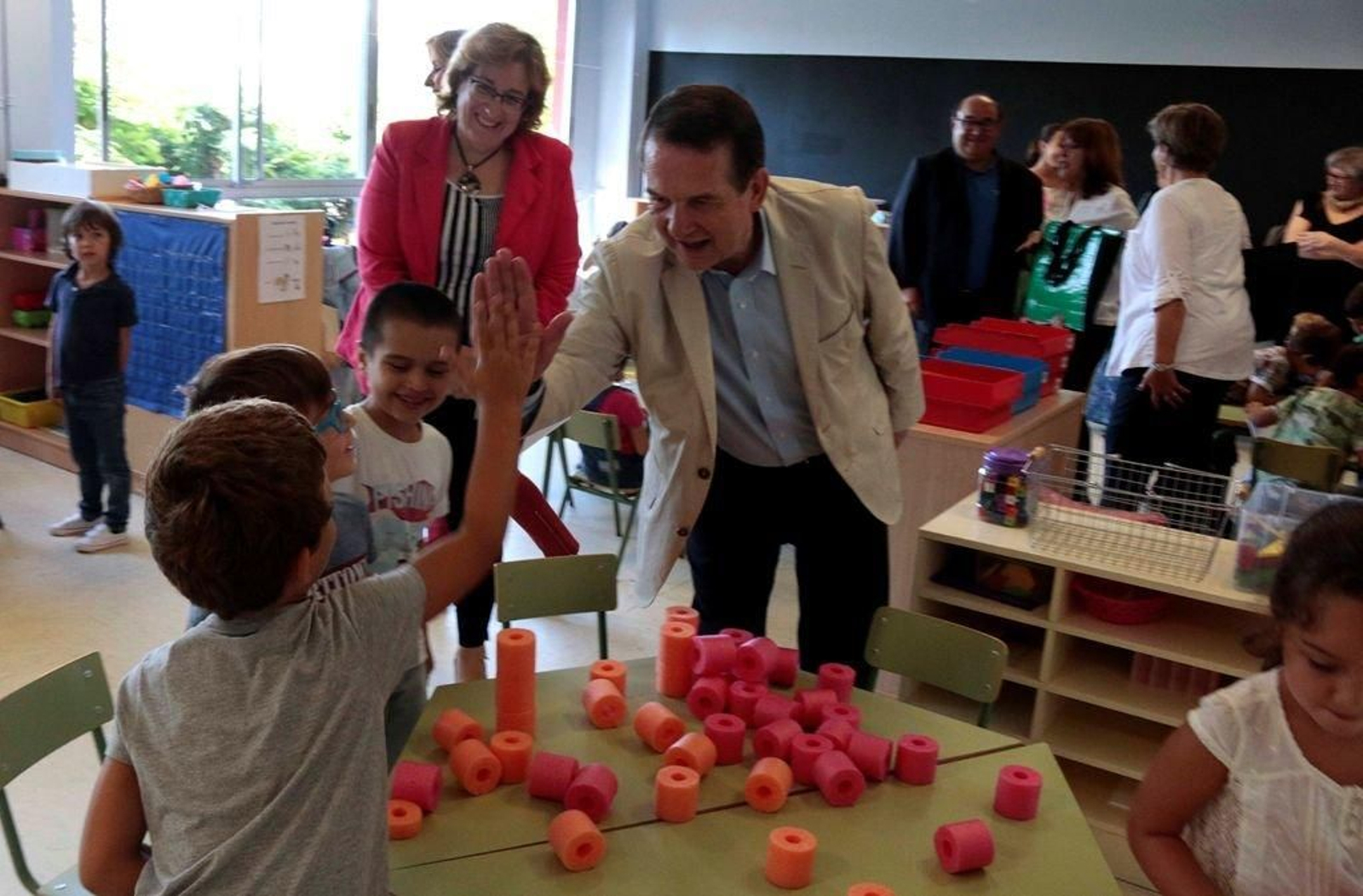 Abel Caballero visitó ayer las instalaciones del colegio “Monte da Guía”, donde dio la bienvenida a los alumnos que empiezan el curso.