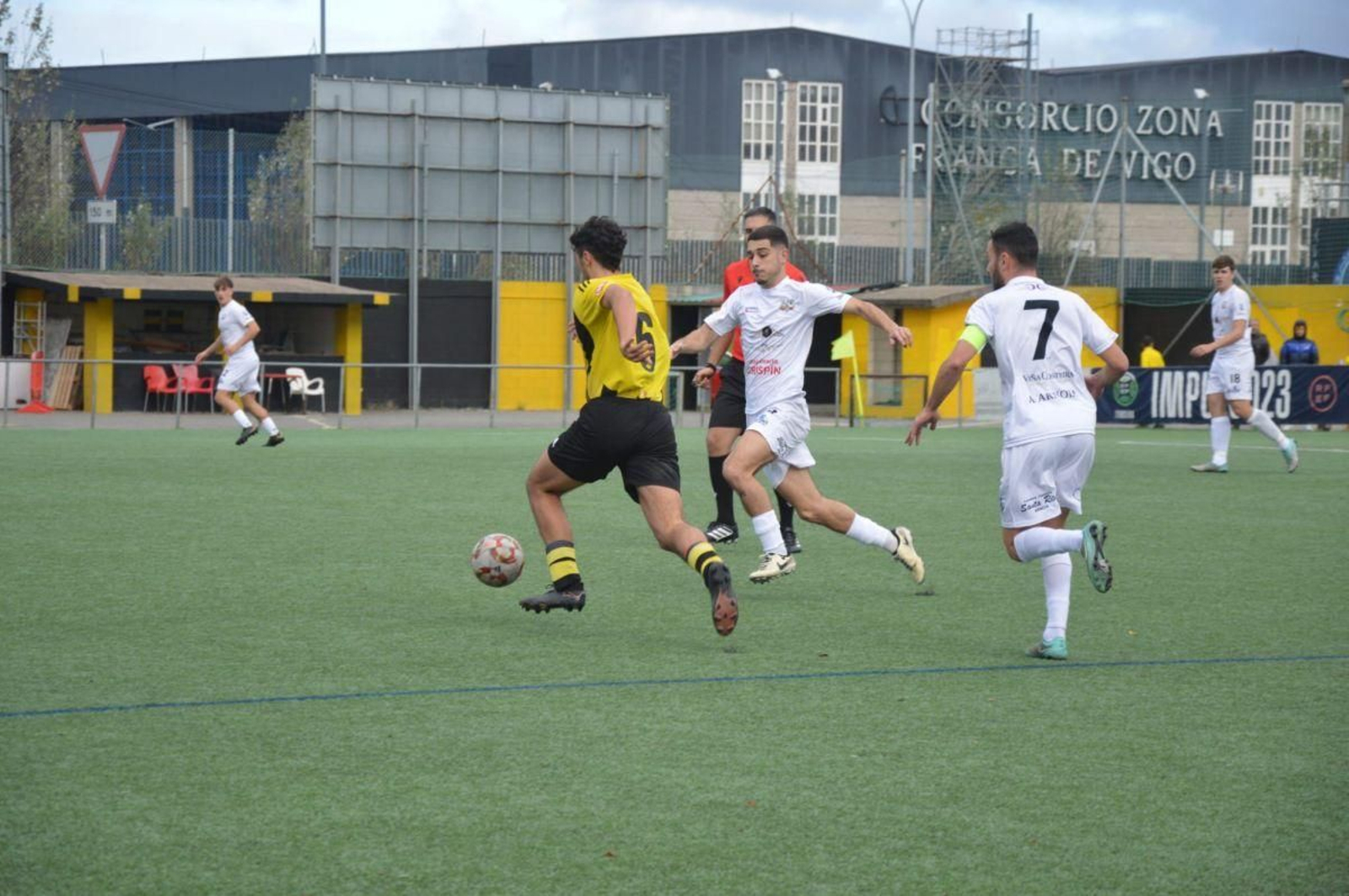 Sandro Raposeiras, centrocampista del Arnoia, en el duelo ante el Bouzas.