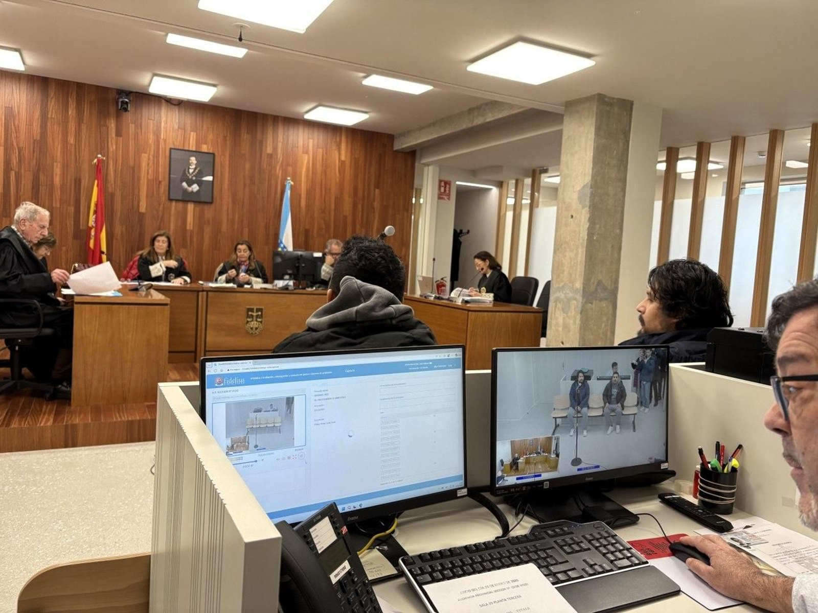 Los acusados, ayer en la Audiencia en Vigo