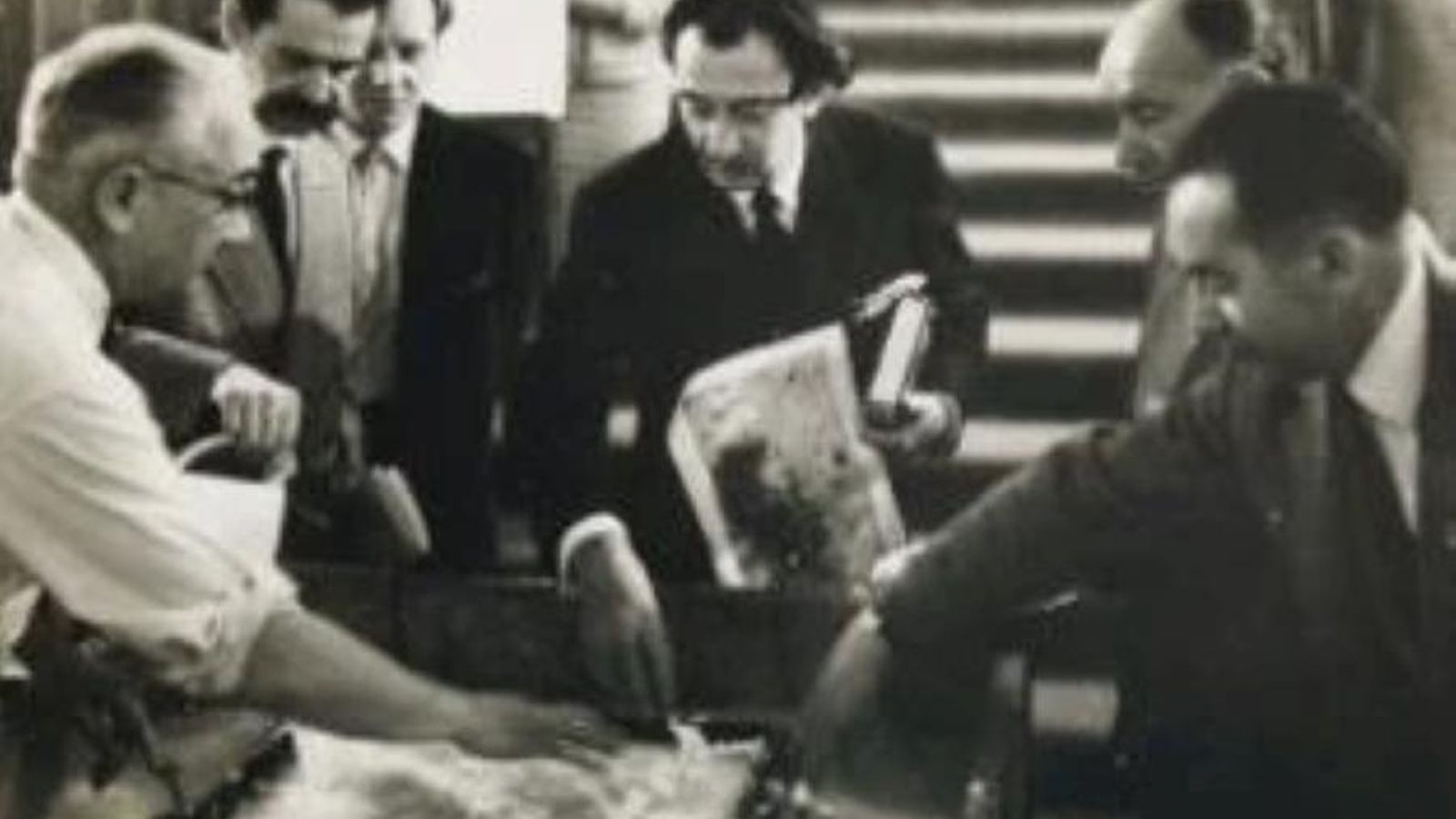 Salvador Dalí y Joseph Forêt con el Libro del Apocalipsis