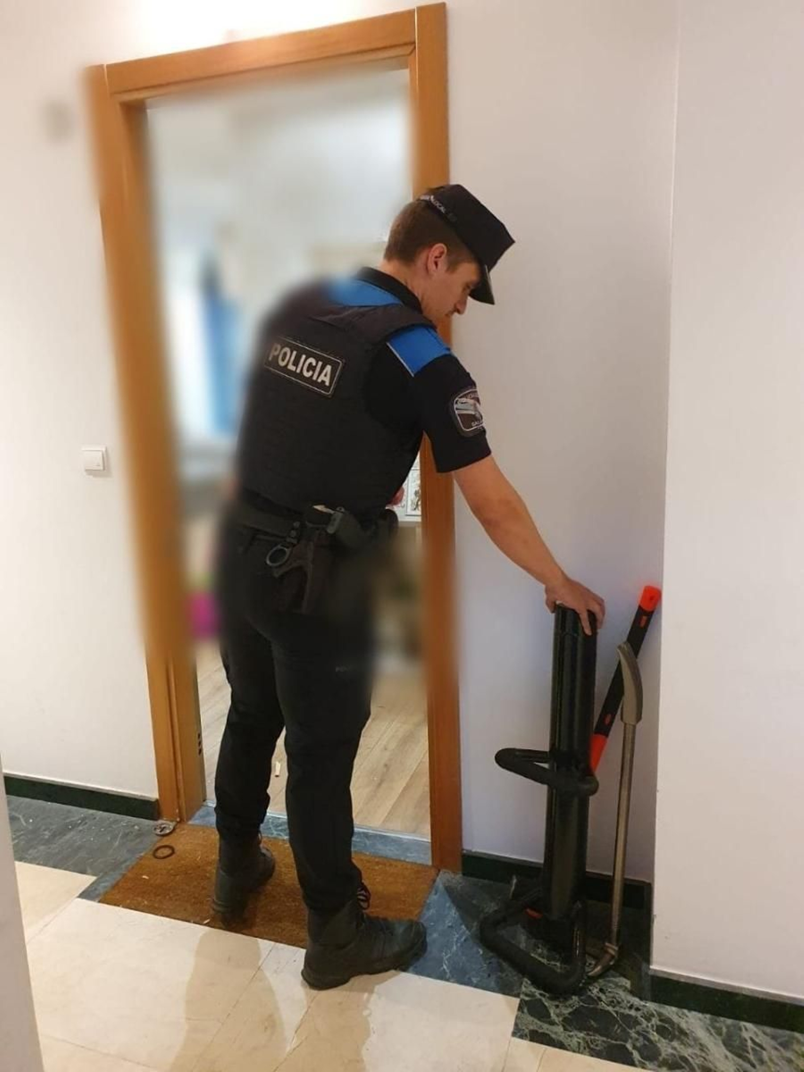 La Policía Local junto a la puerta.