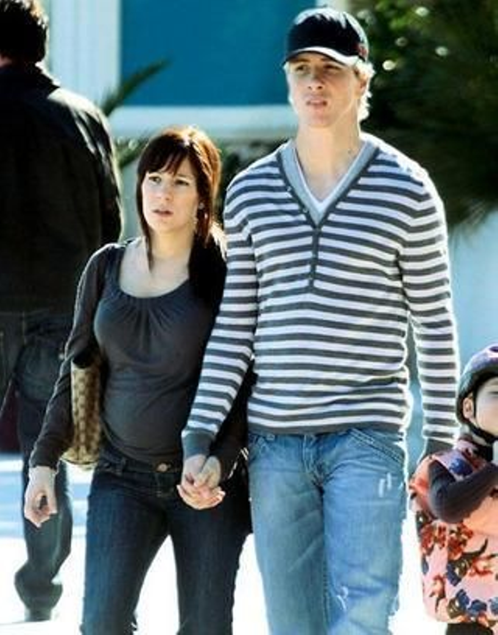 Fernando Torres con su novia, Olalla Domínguez, que ya luce 'barriguita', en una de las imágenes publicadas por 'Diez Minutos'.