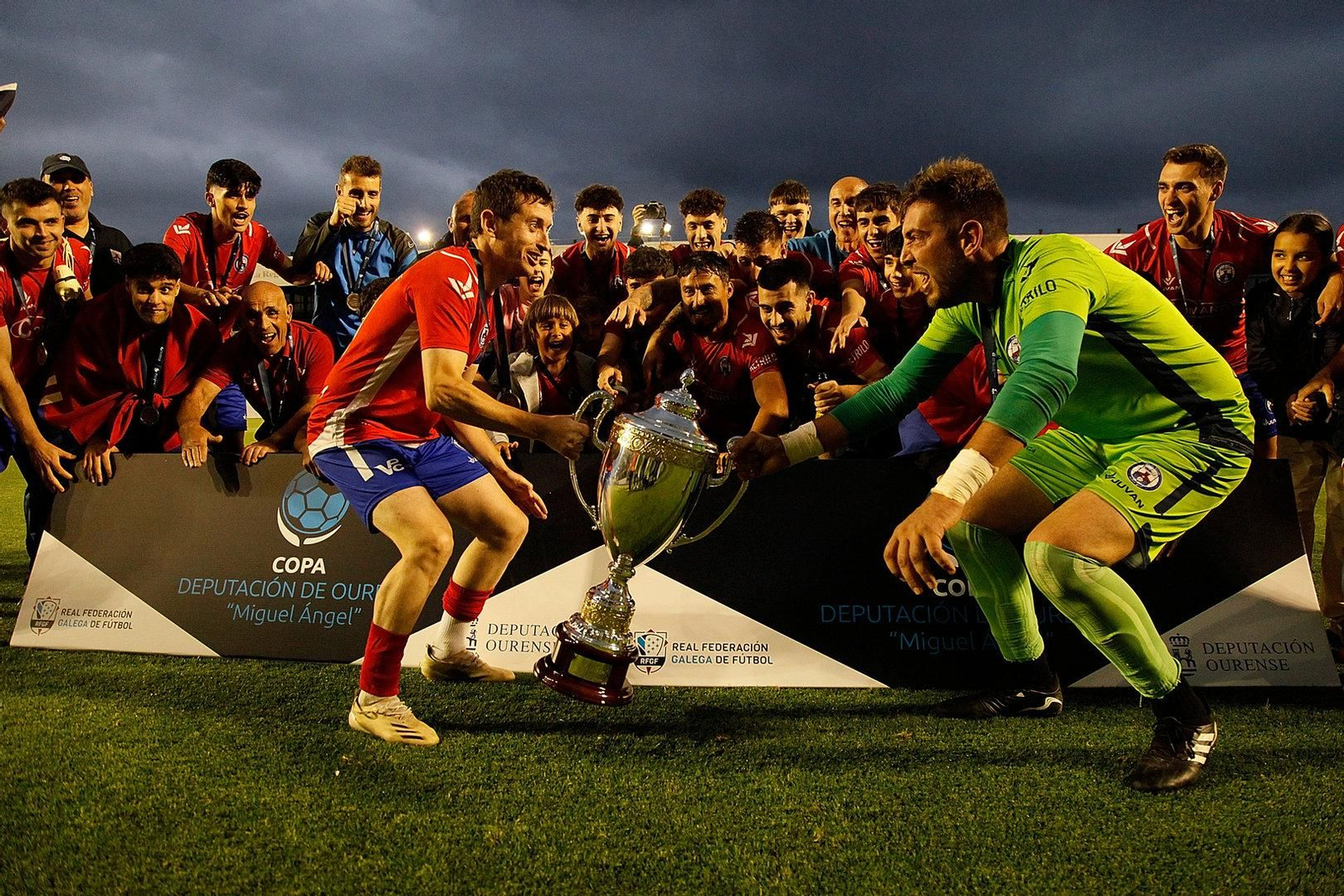 El Verín con el trofeo de campeones de la Copa Diputación.
