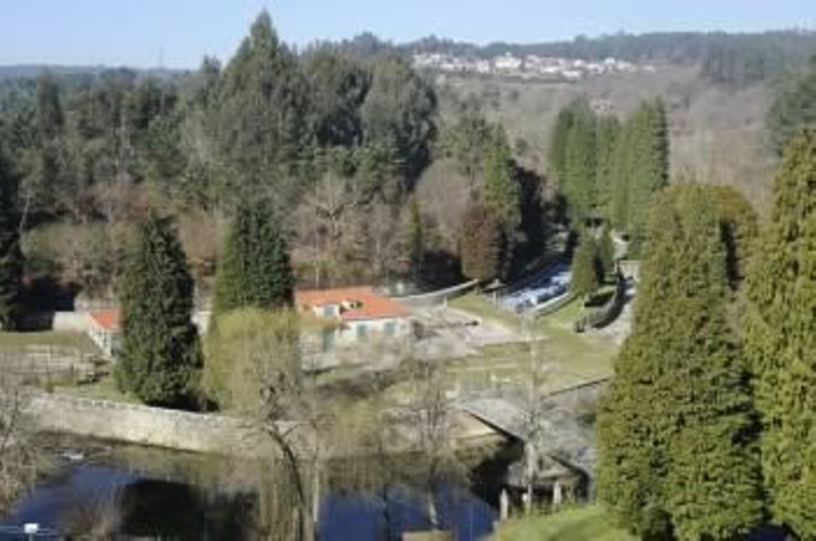 Instalaciones de la Piscifactoría en las que se crían truchas autóctonas. (Foto: MARTIÑO PINAL)