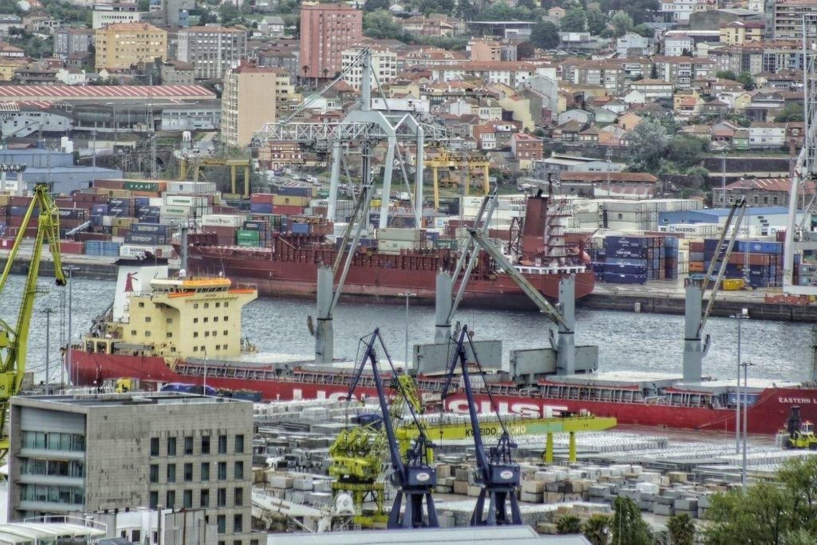 La terminal de Guixar, ayer, con actividad en el muelle de piedra y en contenedores, con carga general.