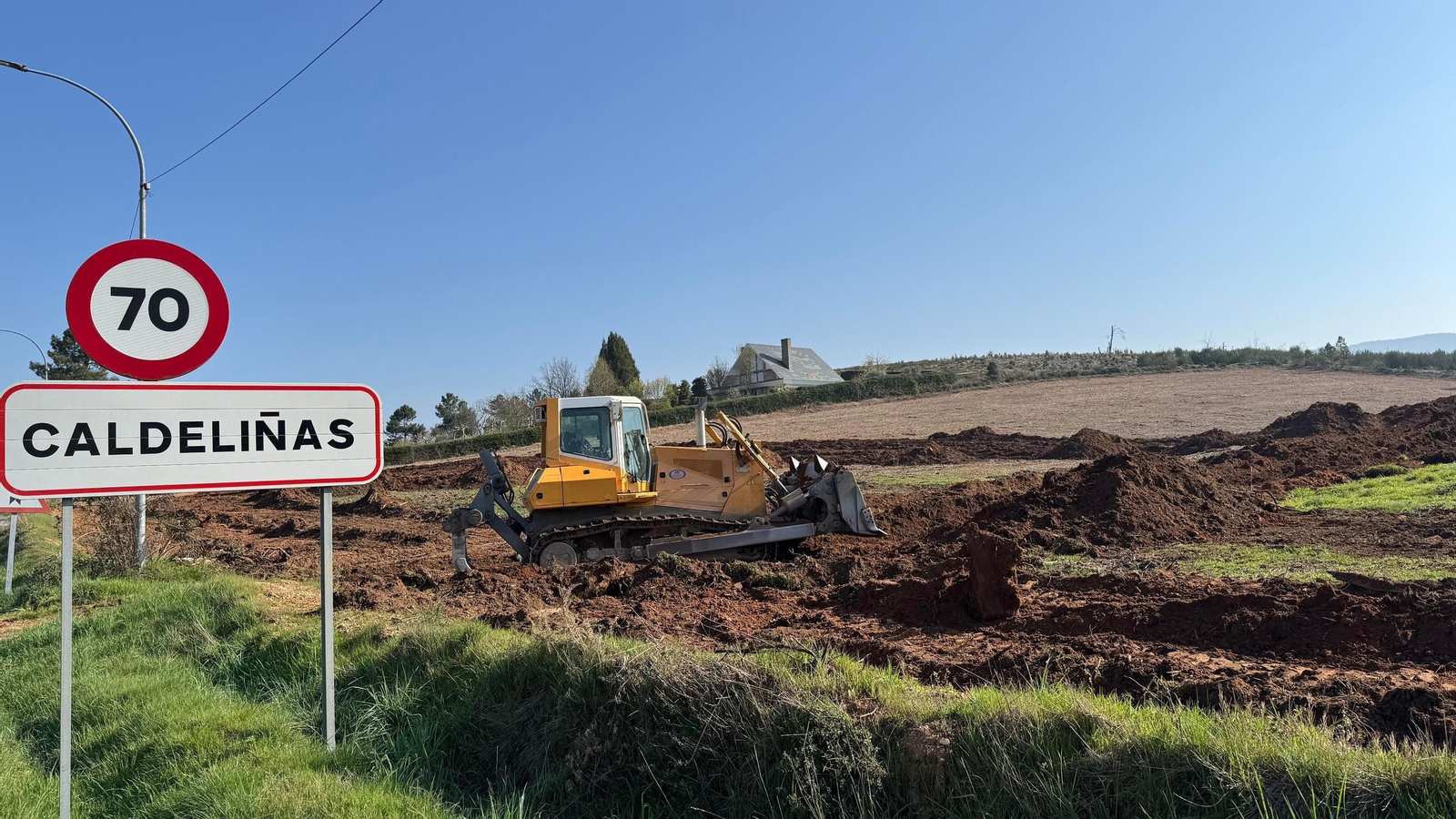 Inicio de las obras en la parcela cedida por el Concello a la Fundación San Rosendo, este lunes.