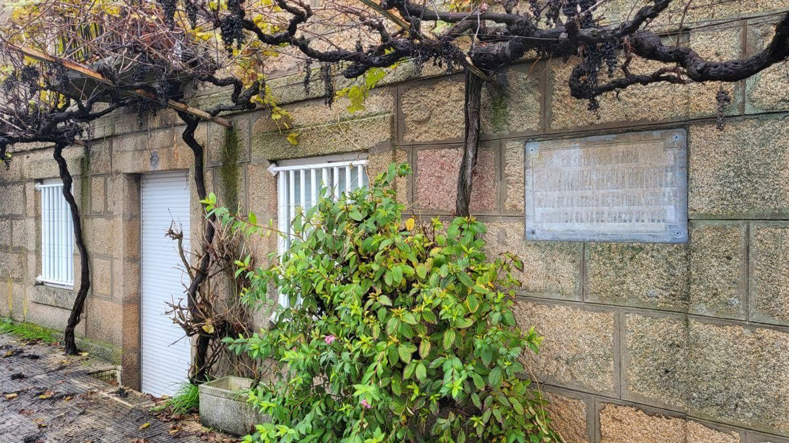 A placa que lembra o acto heroico protagonizado polo Cabo Rapela aquel 14 de marzo, aínda se mantén na casa familiar.