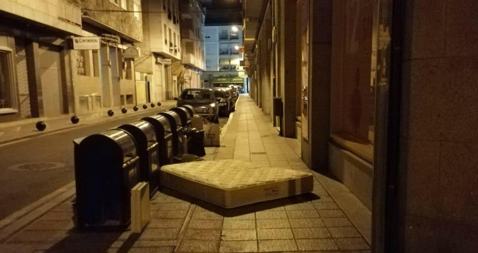 Colchón tirado en la calle Galicia de Verín.