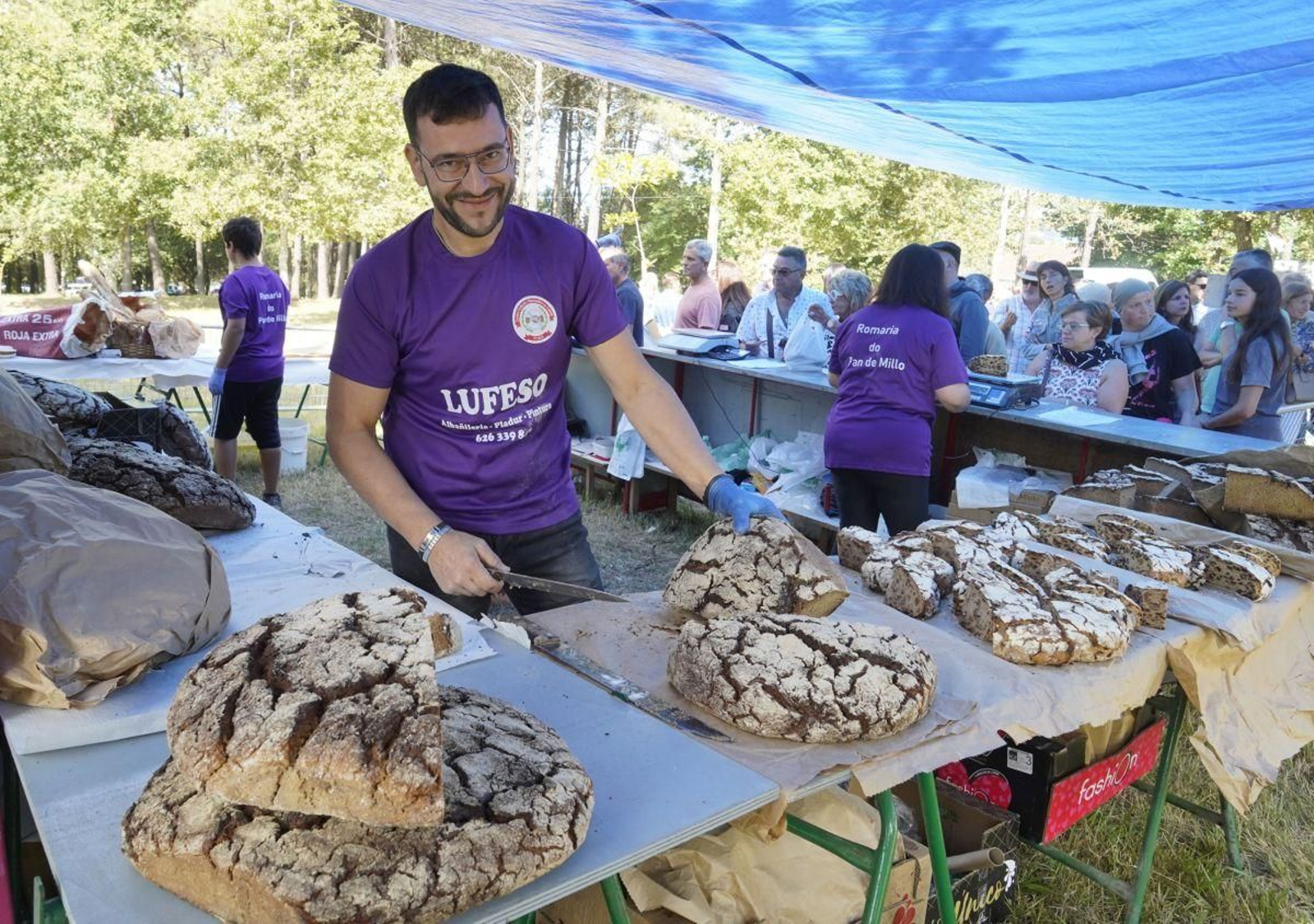 Uno de los voluntarios, preparando las miles de raciones de pan de millo que se vendieron ayer.