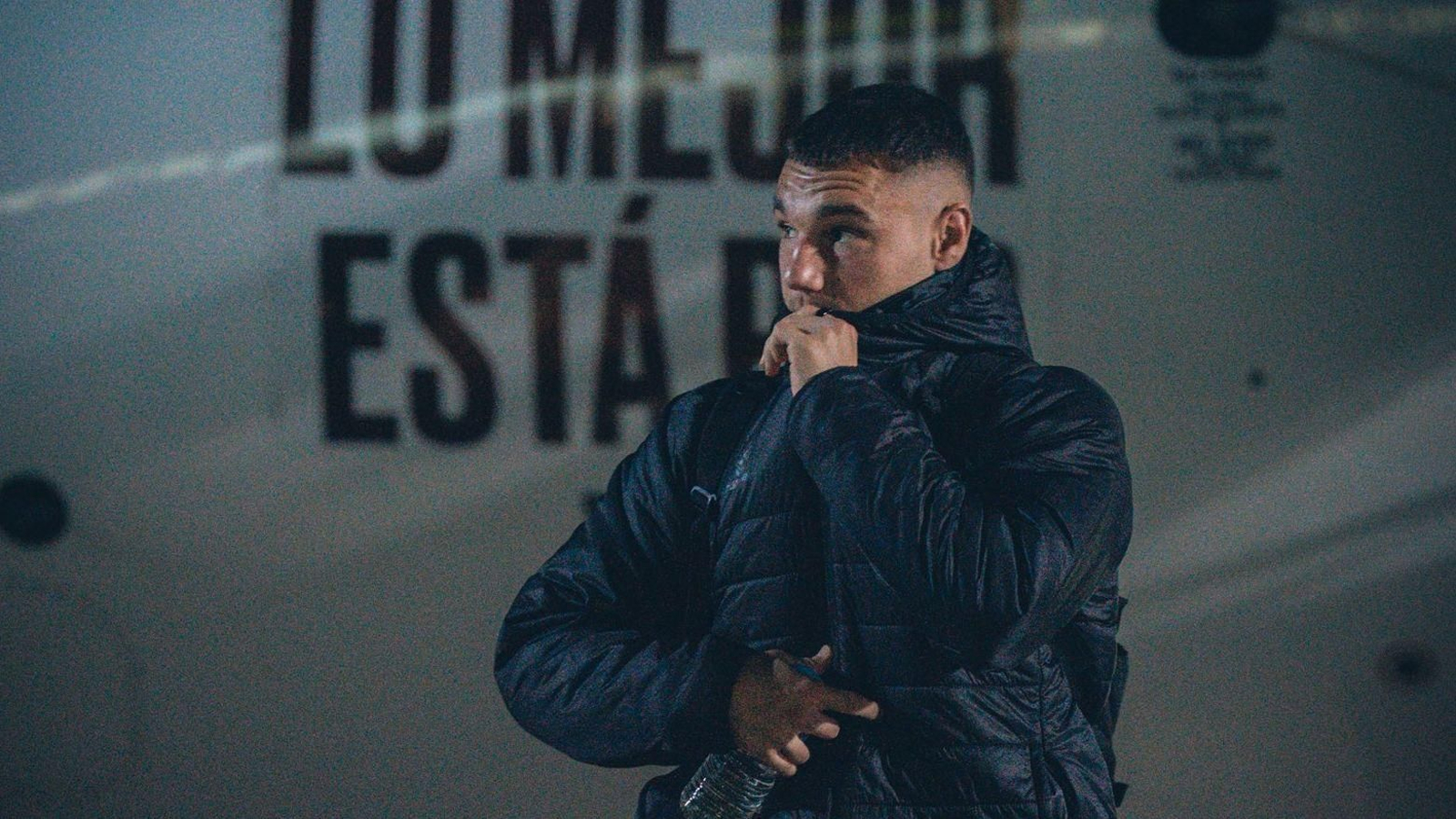 Un abrigado Ferran Jutglá a su llegada ayer al aeropuerto de Vitoria. Hará frío en Mendizorrotza.