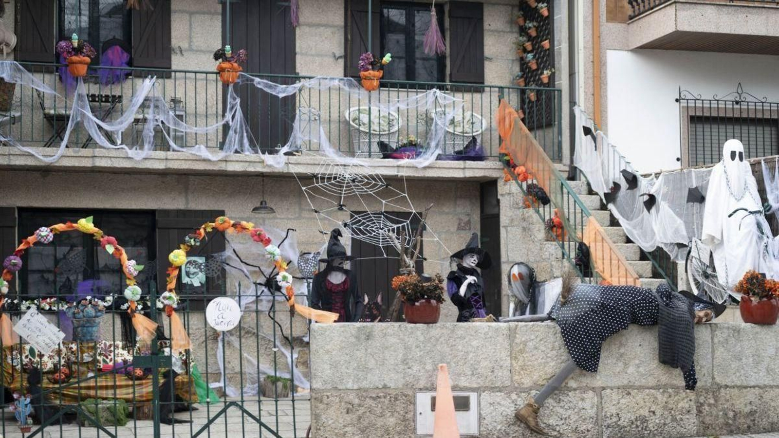 La casa de Juan Manuel Novoa y Loli Justo está llena de visitantes llegados de otros mundos.