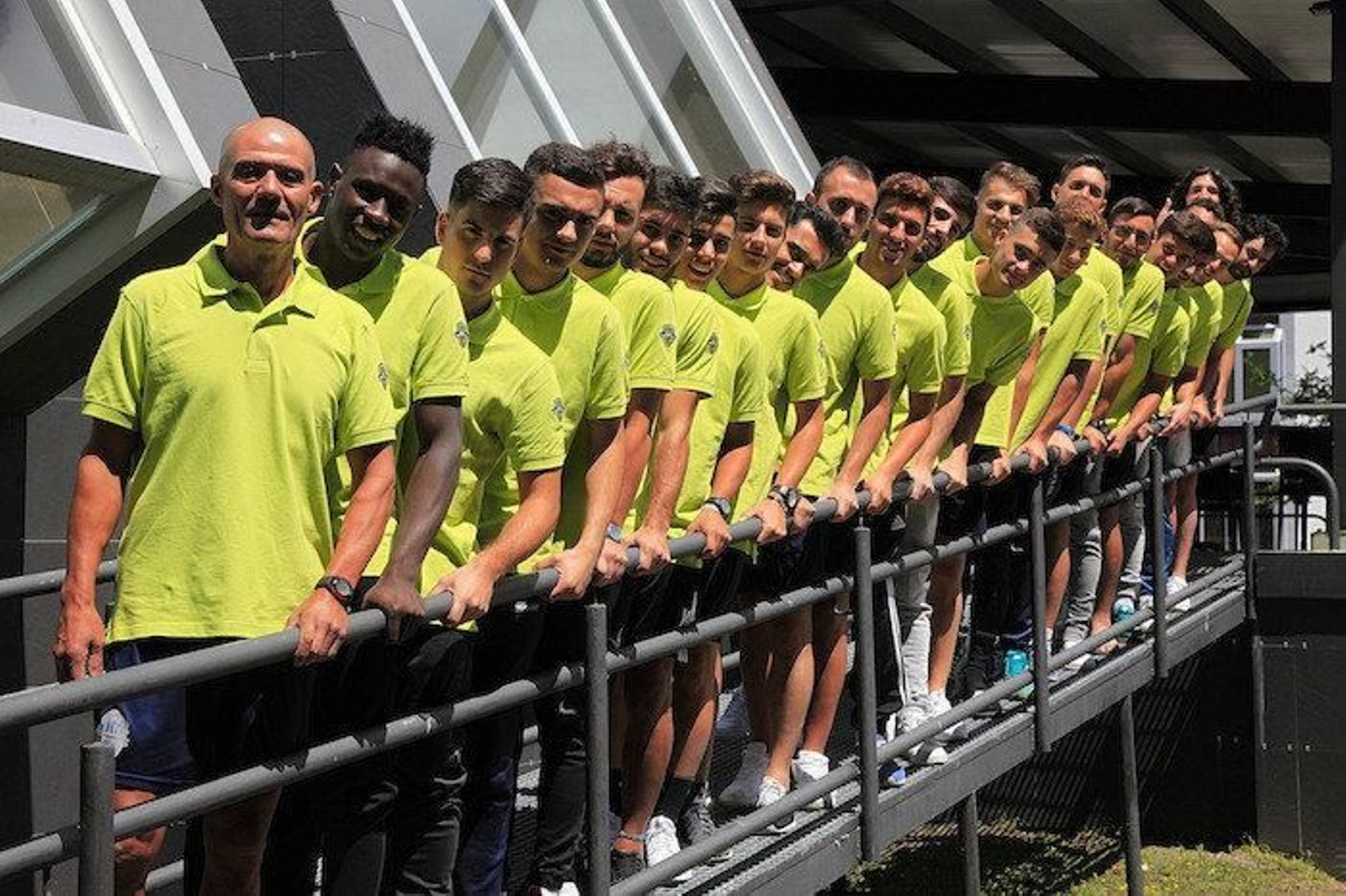 La expedición del equipo de fútbol de Tercera división, ayer en las instalaciones de Manzaneda para disfrutar del primer día completo de stage.