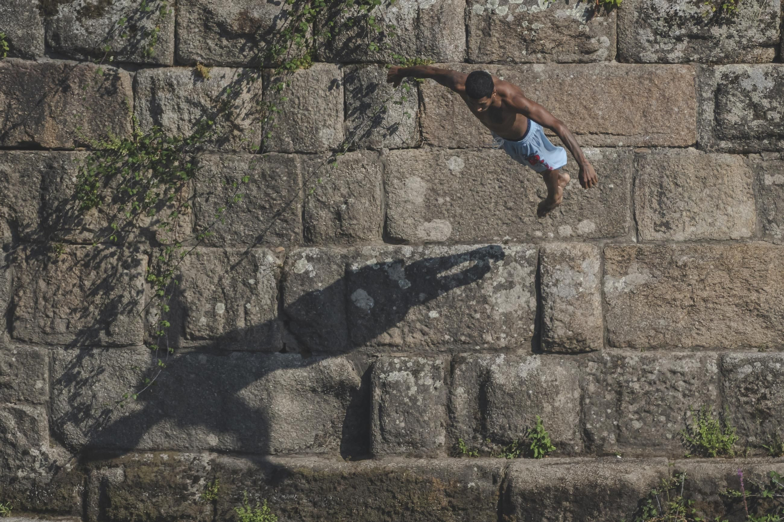 Galería | Chapuzones de alto riesgo desde el Puente Viejo al Miño, en fotos