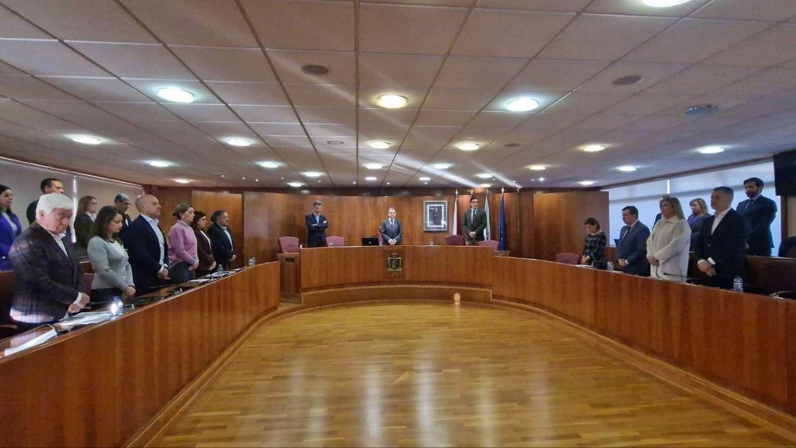Minuto de silencio antes del pleno en el Concello de Vigo. // J.V. Landín