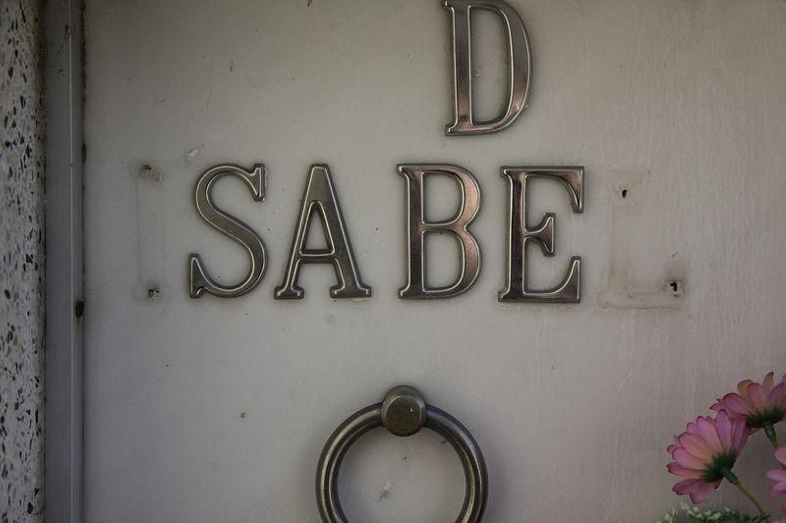 Un ejemplo de lápida en la que faltan varias letras. (FOTO: MIGUEL ÁNGEL)