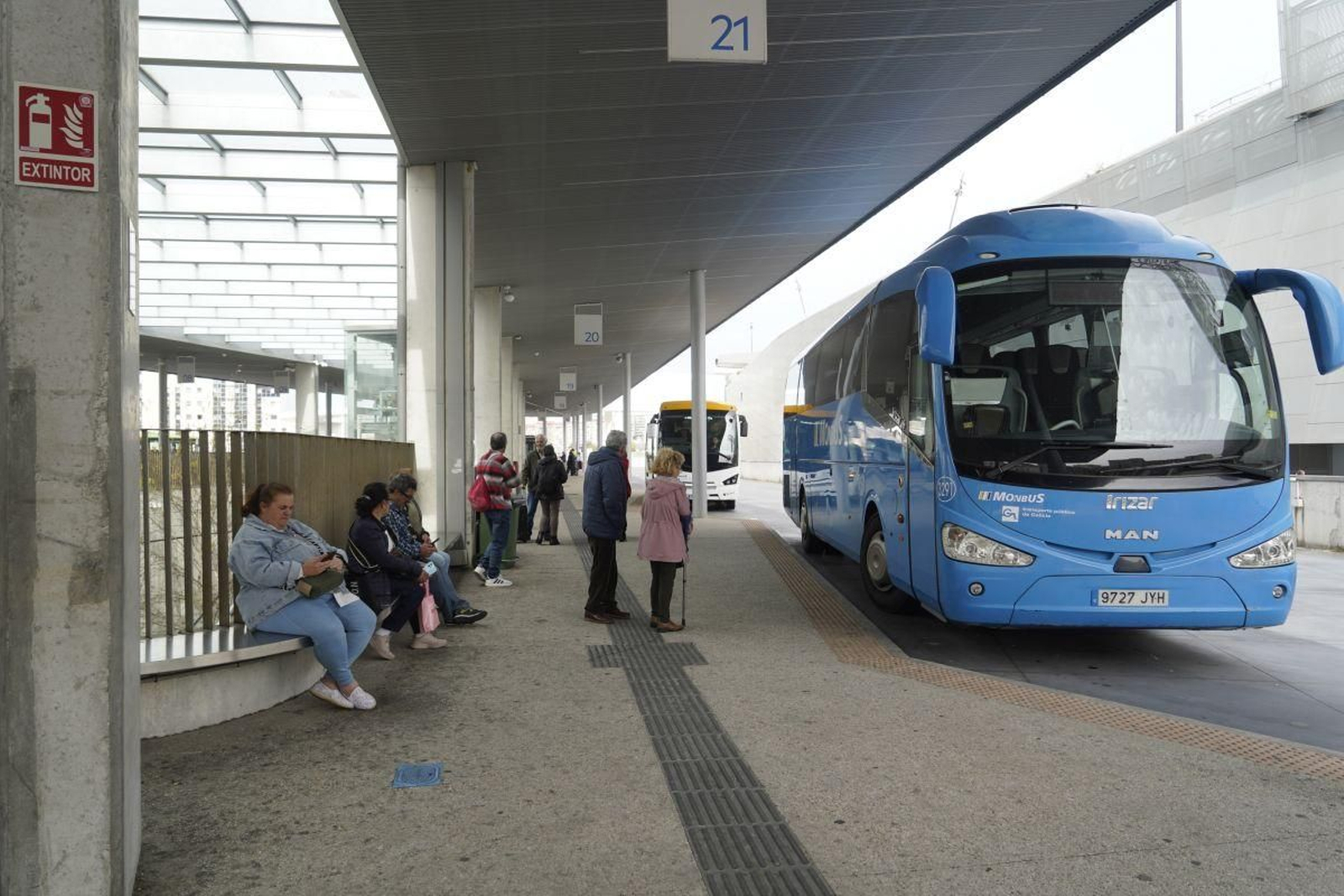 Desde la estación intermodal de Urzaiz partió ayer el plan alternativo por carretera, con la movilización de siete autobuses